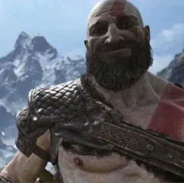 Meme em close-up do personagem Kratos, de God of War, com uma expressão atípica e amigável, sorrindo levemente para a câmera. Ele está com sua barba e armadura e o fundo é uma montanha nevada.