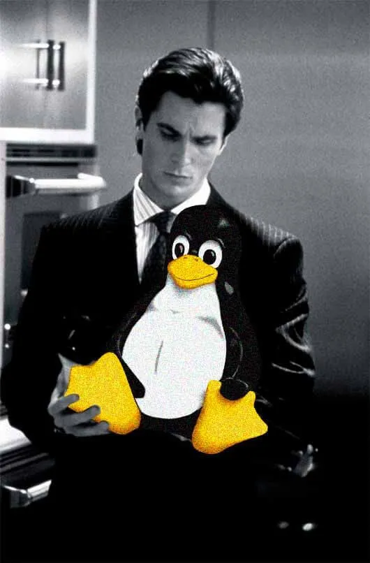 Meme em preto e branco mostrando o personagem Patrick Bateman, de Psicopata Americano, segurando cuidadosamente o pinguim Tux, mascote oficial do Linux, que aparece colorido na imagem.